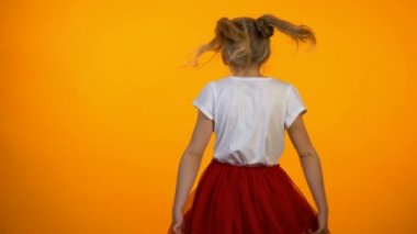 Kırmızı etek flört sevimli küçük prenses, model gibi davranan kız, rüya