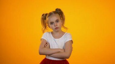 Yaramaz preteen kız çatık ve geçiş eller, dönme uzağa, Enfant korkunç
