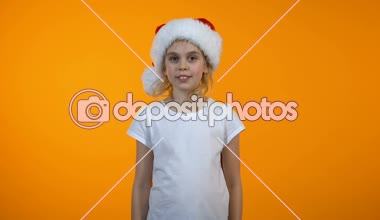 Komik kız Santa şapka gösteren thumbs-US ve Winking, kış tatil satış
