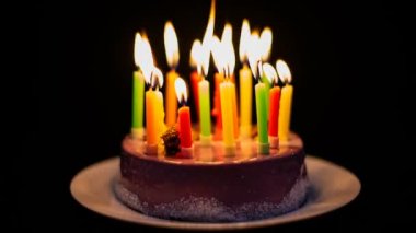 Mumlar yanan ve Doğum günü pastası dışarı gidiyor, yaşamın geçmeli, timelapse