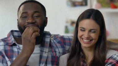 Sevimli çift eğlenceli izlerken komedi film ve yeme Popcorn, boş