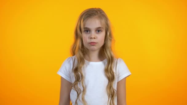 Entzückendes Teenie-Mädchen lächelt und schaut in die Kamera, glückliches Kind, Gesundheit — Stockvideo