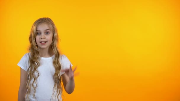 Адекватная девочка-подросток, показывающая хороший знак и подмигивающая, обслуживающая, искушающая — стоковое видео