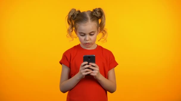 Tankevækkende preteen pige skrive på smartphone, kommunikere med venner online – Stock-video