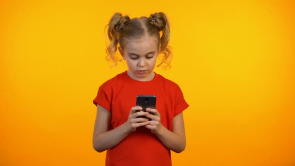 Menina digitando no smartphone, resolvendo com sucesso a tarefa no aplicativo educacional — Vídeo de Stock