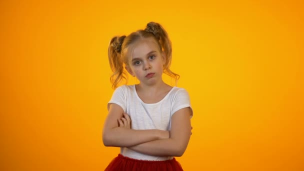 いたずらな預け女の子しかめと交差する、離れて、enfant ひどい — ストック動画