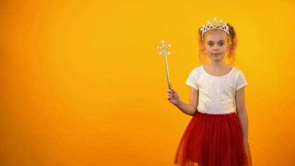 Linda chica en traje de hadas mirando a la cámara, pequeña princesa jugando varita mágica — Vídeos de Stock