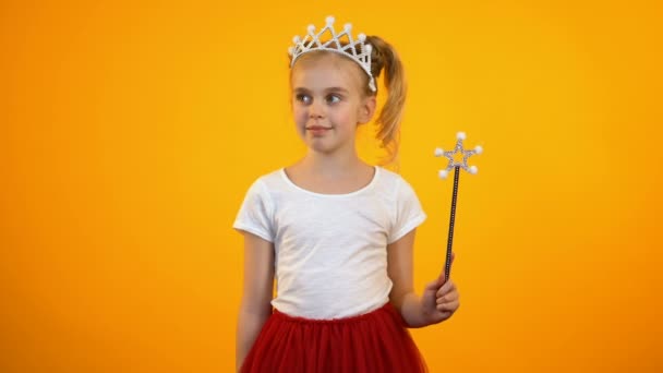 Menina engraçada em roupa de fada fazendo movimento com varinha mágica fingir princesa — Vídeo de Stock