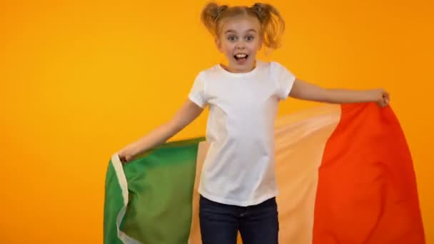 Alegre bonita adolescente saltando con bandera italiana, fanático del fútbol animando — Vídeo de stock