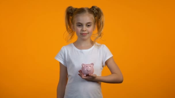 Chytrá holka, co si dává mincí do prasáku, úspory pro školství, bankovnictví junioři