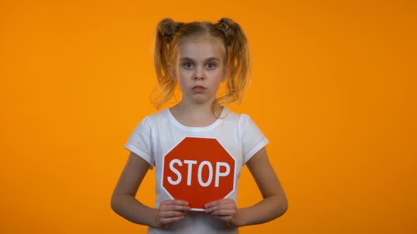 Ragazza in età prescolare che mostra segni di stop, cattiva condotta familiare, protezione dei diritti dei bambini — Video Stock