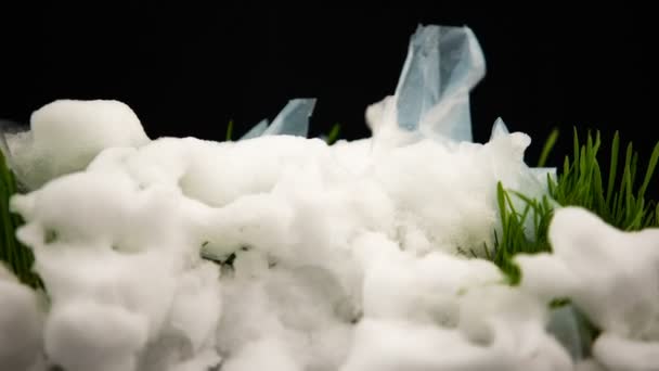 Plast skräp visas på gräs från under smältande snö, ekologi Timelapse — Stockvideo