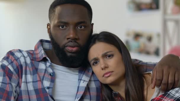 Jovem casal com tensão e medo assistindo filme de terror e comer pipocas — Vídeo de Stock