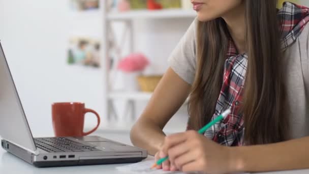 Zelfverzekerd vrouw met behulp van online bankieren op laptop voor betalende nutsbedrijven en huur — Stockvideo