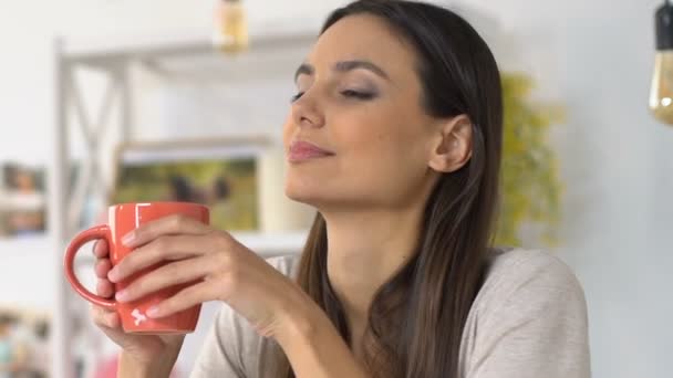 Vrouw genieten van warme drank in een gezellige huiselijke sfeer, ontspanning en harmonie — Stockvideo