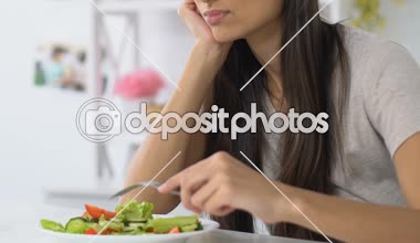 Kadın yoğun sebze salatası bakarak, hiçbir iştah, diyet sahip olma