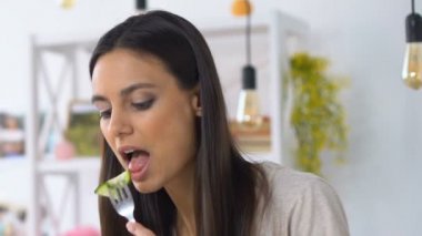 Kadın salata yeme ve hoş olmayan tat ve koku hissi, şımarık gıda, GDO