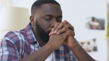 Afro-Amerikan adam dua el katlanır, Tanrı 'ya samimi inanç, din