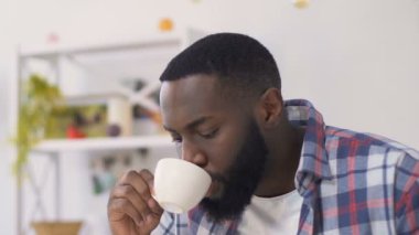 Şok Afrikalı Amerikalı adam sıcak içki ile dil yakmak, aktif nefes