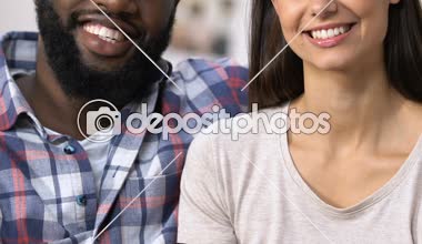 Gülümseyen çok etnik çift karton bebek arabası tutarak, gebelik planlaması