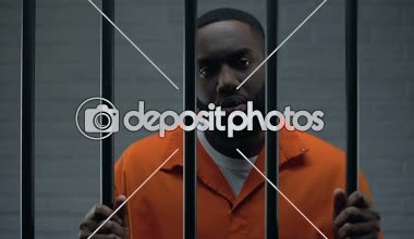Siyah erkek mahkum hapis hücresinde ceza bekliyor, kamera ne yazık ki bakıyor