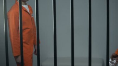 Siyah mahkum uyuşturucu satıcısı mahkum narkotik doz vererek, yasadışı aktivite