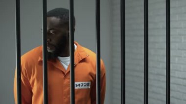 Hapishane Muhafızları, uyuşturucu, yasadışı aktivite ile Afro-Amerikan mahkum paketi veriyor.