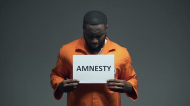 Afro-Amerikan mahkumu, yardım istemek, insan hakları için AF işareti tutan