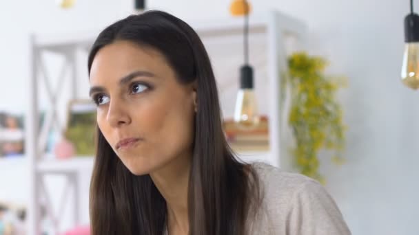 Mujer comiendo ensalada y sintiendo sabor y olor desagradables, comida estropeada, gmo — Vídeo de stock