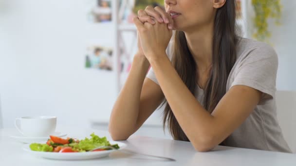 Junge Frau betet vor dem Essen und bittet Gott um Segen für Nahrung, Glauben, Christentum — Stockvideo