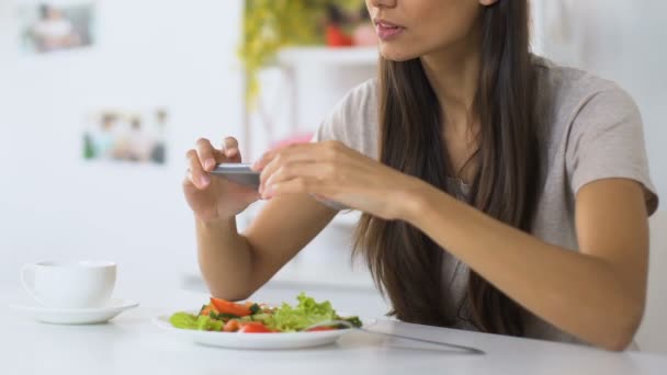 Menina fazendo fotos de salada de legumes antes de comer, blogueiro de alimentos, dicas culinárias — Vídeo de Stock