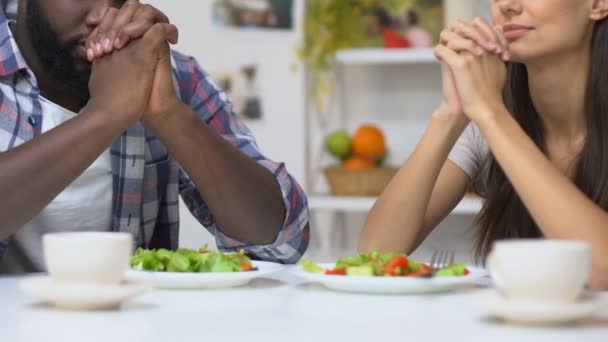 Geloven paar bidden voor het diner, tradities van het christelijk paar, religie — Stockvideo
