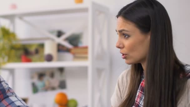 Vrouw staat op en laat ruimte tijdens ruzie met vriendje, stress, break-up — Stockvideo