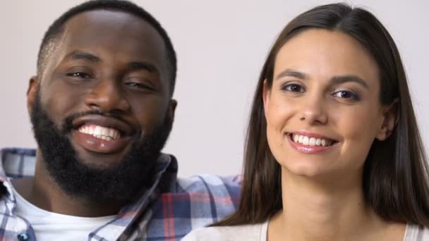 Casal familiar mestiço atraente sinceramente sorrindo para a câmera, relacionamentos — Vídeo de Stock
