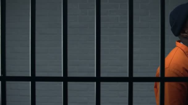 Prisionero negro nervioso caminando en la celda, sirviendo en celda solitaria, traficante de drogas — Vídeo de stock