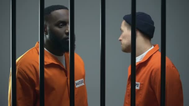 Des prisonniers afro-américains et européens anxieux au bord du conflit en prison — Video