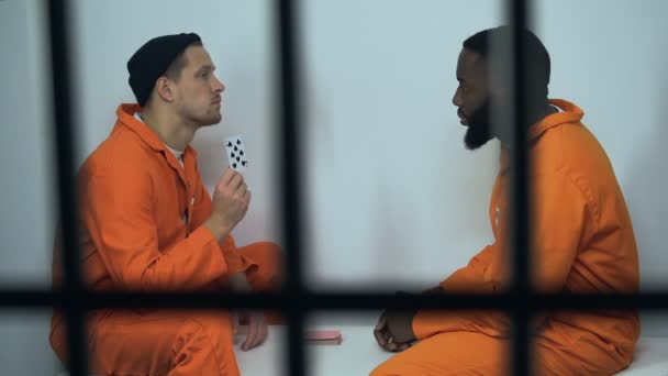 Prisonniers caucasiens et afro-américains jouant aux cartes, jeux illégaux en prison — Video