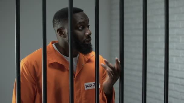 Чорний ув'язнений гангстер дає долар готівкою охороні в'язниці, хабарництво у в'язниці — стокове відео