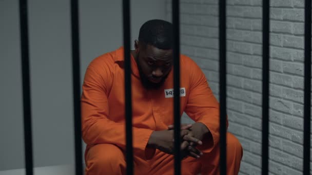 Pensive African-American więzień czeka na odwiedzających, służąc zdanie życia — Wideo stockowe