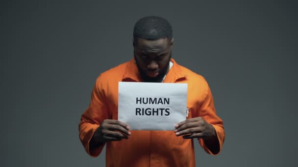 Afro-Amerikaanse gevangene Holding mensenrechten teken, slechte behandeling, bewustwording — Stockvideo