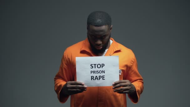 被关押的非裔美国人囚犯停止监狱强奸标志, 性骚扰 — 图库视频影像