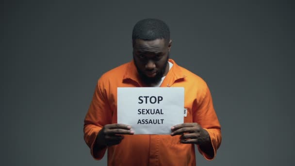 Afro-amerikai fogoly felnézett a fény fordult az Isten, elítélt bűnös — Stock videók