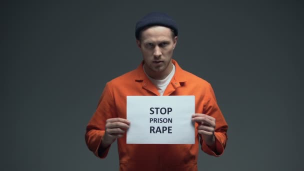 Caucasiano prisioneiro masculino segurando parar sinal de estupro prisão na cela, assédio sexual — Vídeo de Stock