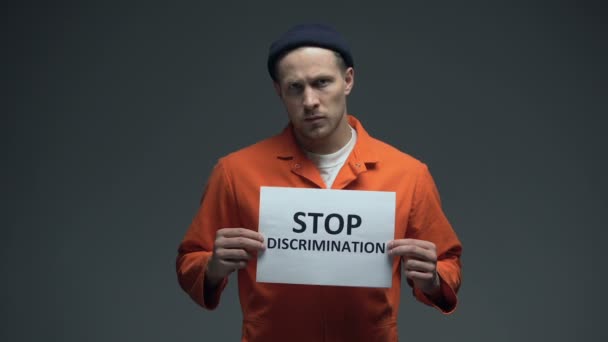 Kaukasische gevangengenomen man Holding Stop discriminatie teken, raciale vooroordelen — Stockvideo