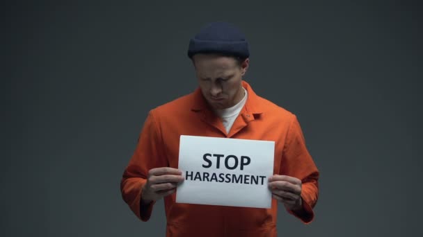 Europese gevangen mannelijke Holding stop intimidatie Sign in Cell, vragen om hulp — Stockvideo