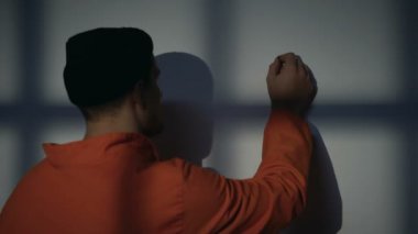 Hapsedilmiş erkek hücre duvarında ev yazma, evde aşk hissi, özgürlük için umut
