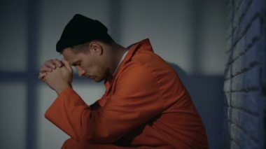 Kafkas esir adam hücrede dua, suçlu duygu ve merhamet isteyen