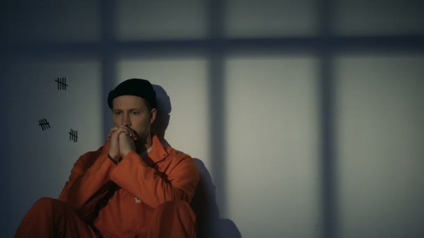 Kaukaski mężczyzna więzień modląc się, poczucie winy o zbrodnie, prosząc o miłosierdzie — Wideo stockowe