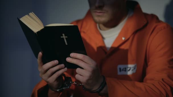 Bebörtönzött férfi bilincseket olvasó Biblia, bűntudatot, és imádkozott a léleknek — Stock videók