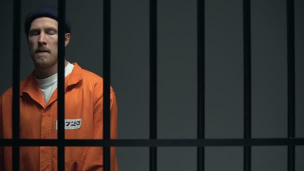 Prisioneiro nervoso a andar na cela, à espera de julgamento, a pensar em fuga. — Vídeo de Stock